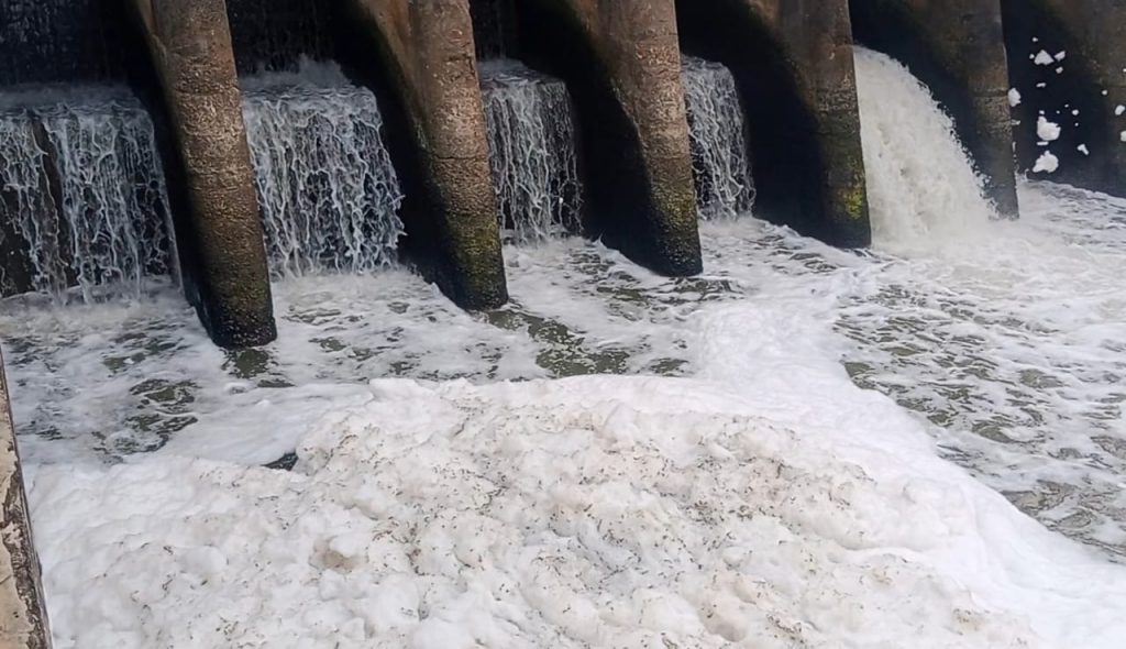 Kali Cilemah Abang Kembali Keluarkan Bau Tak Sedap dan Berbusa