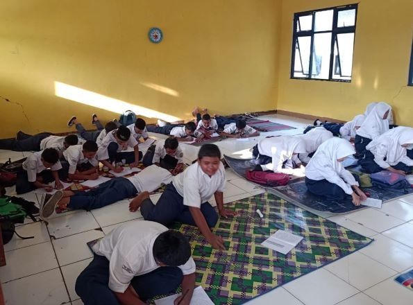 Miris Tak Cuma Numpang, Murid Asal SMPN 3 Bojongmangu Juga Ngedeprok Belajarnya