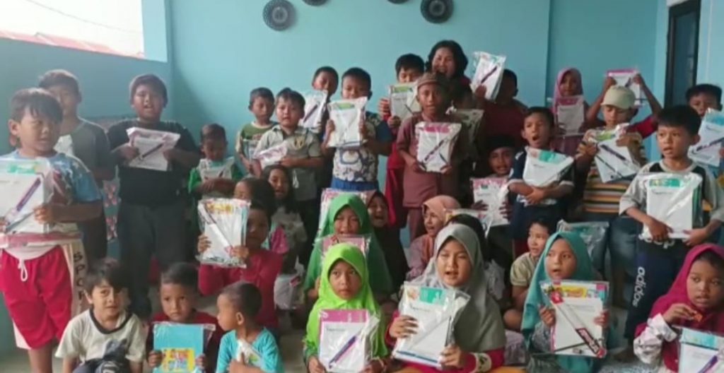 FajarPaper Distribusikan 400 Paket Alat Tulis ke Panti Asuhan