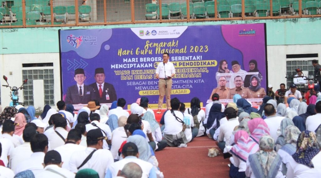 Moment Hari Guru 2023, Pj Bupati Bekasi Jalan Sehat Bersama TPPK Dan Seluruh Guru Untuk Cegah Kekerasan Di Sekolah