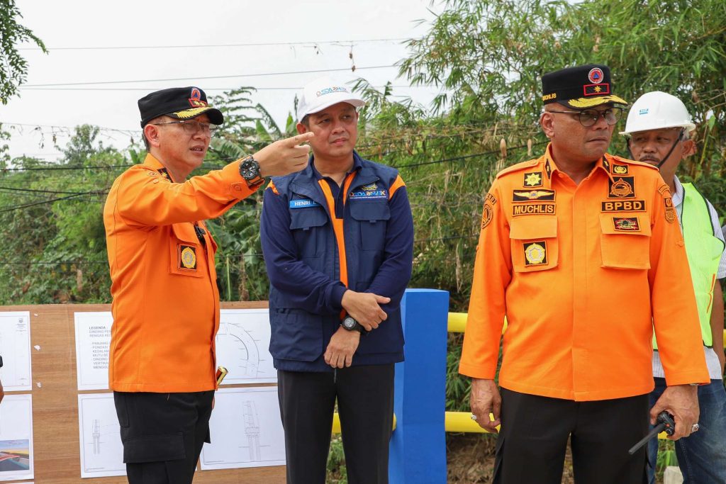 Pantau Progres Revitalisasi Jembatan Pasar Renggas Cibitung, Dani Ramdan; Tiang Kontruksi Lama Jadi Biang Sumbatan Air 