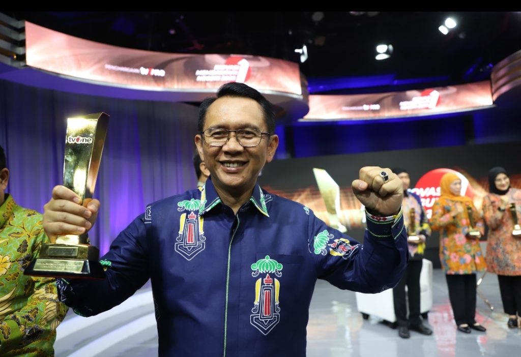 Mantap! Pj Bupati Bekasi Raih Penghargaan Inovasi Membangun Negeri dari tvOne Di Moment Ultah Ke 54 Th