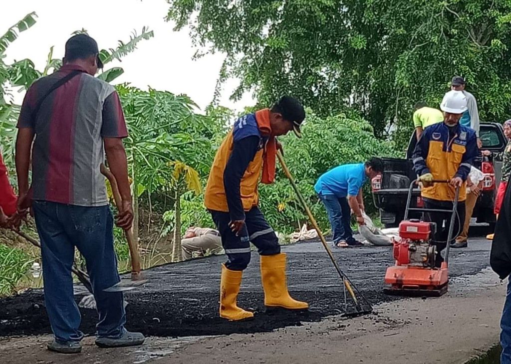 Berikan Kenyamanan Berkendara, Tim URC Berani Jalan SDABMBK Geber Terus Perbaikan Jalan Di Wilayah Sukakarya