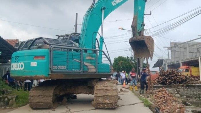 Amblesnya Akses Utama di Kampung Legok Cariu, Bekasi: Fenomena Pergerakan Tanah Memperparah Kerusakan