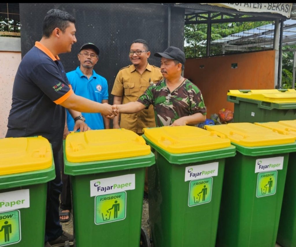 Dukung Program Kampung Iklim, FajarPaper Sebar 190 Tempat Sampah Ke 10 Desa