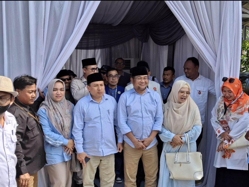 Usung Slogan Harapan Baru Bekasi Maju, Paslon BN Holik-Faizal Pasangan Pertama Daftar Ke KPU