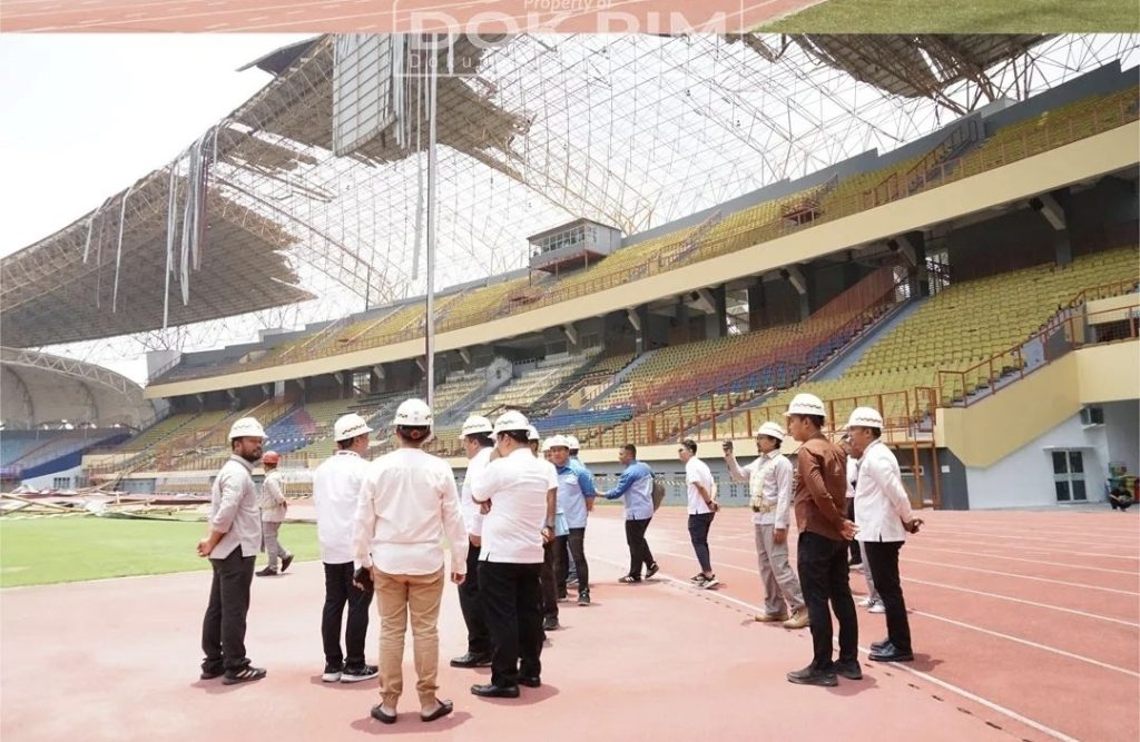 Atap Stadion WibawaMukti Luluh Lantak, Pj Bupati Dedy Langsung Bergerak Cepat Ke Lokasi
