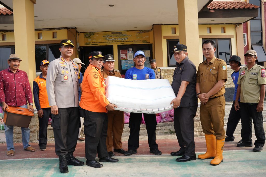 Bawa Bantuan Sembako, Pemkab Bekasi Bergerak Cepat Sambangi Warga Terdampak Rob 