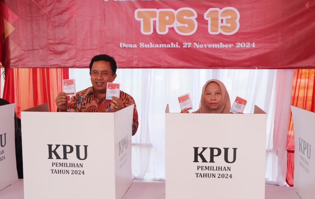 Nyoblos Di TPS 13 Cluster Catania, Pj Bupati Dedy Himbau Masyarakat Gunakan Hak Pilihnya Di Pilkada