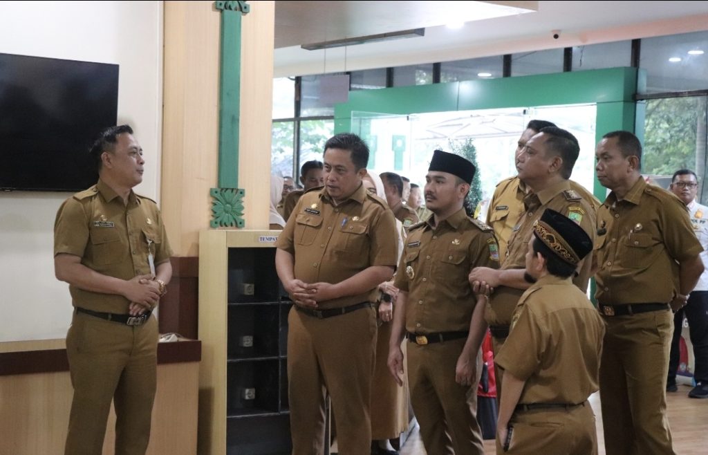 Kompak Hadir Perdana Di Bulan Puasa, Bupati Dan Wakil Bupati Pimpin Apel Sekaligus Pantau Pelayanan Publik