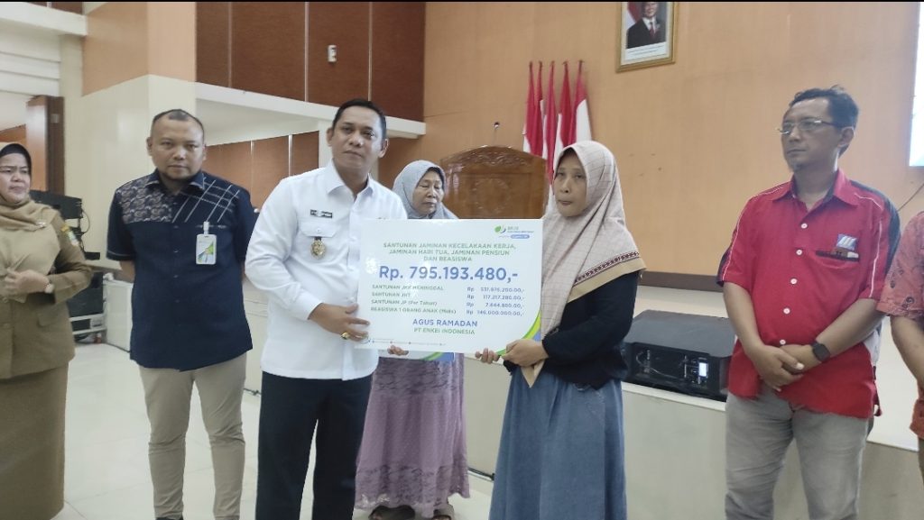 Di Halal Bihalal Dengan Buruh, Wabup dr. Asep Suryaatmaja Serahkan Santunan Rp1,1 miliar program BPJS Ketenagakerjaan