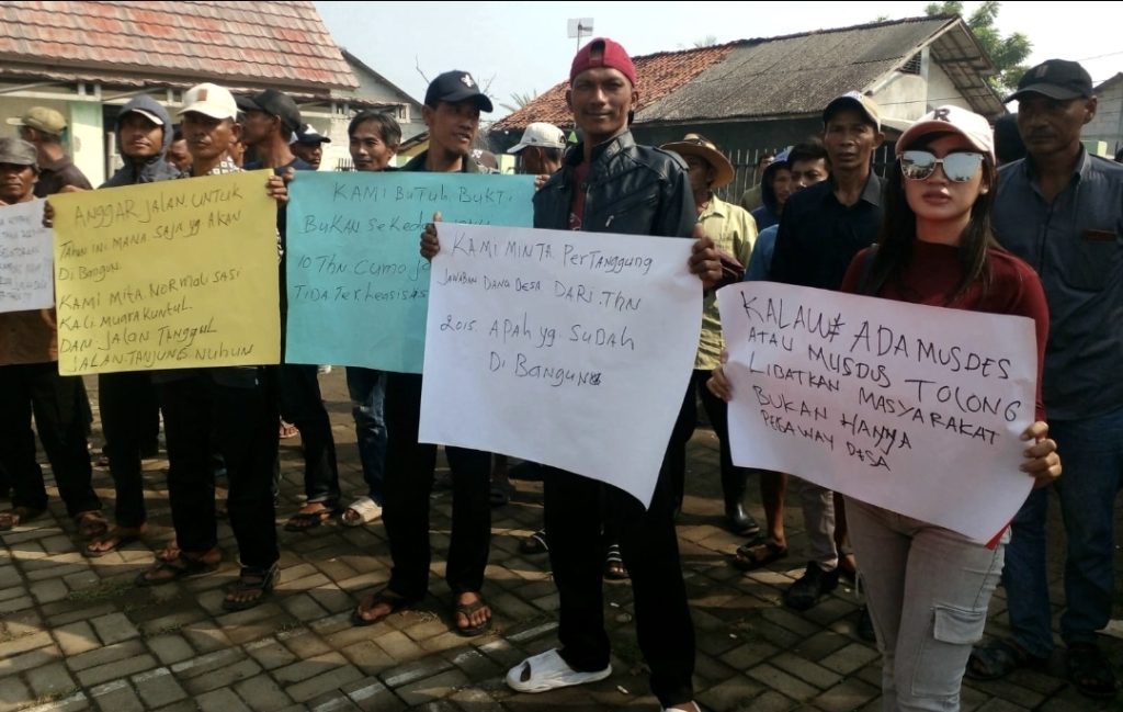 Kades Pantai Sederhana Di Geruduk Warganya Tuntut Keterbukaan Anggaran Desa