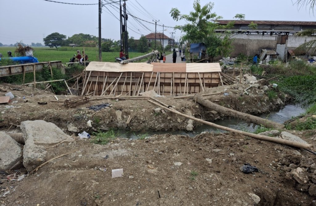 Warga Keluhkan Lambannya Revitalisasi Perbaikan Jembatan Penghubung Tambelang-Sukatani, Camat Cecep; Kalo Ga Siap Jangan Dibongkar