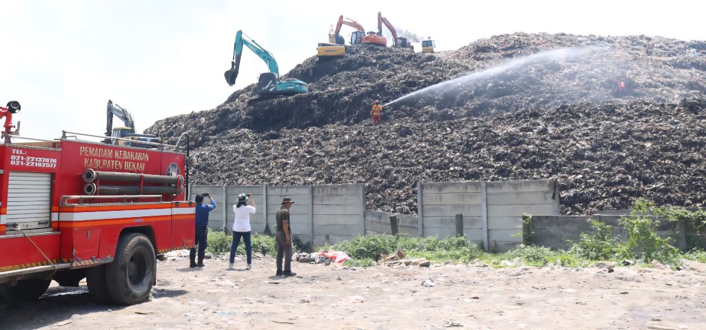 Kerahkan 2 Unit Mobil Damkar, DLH Semprotkan Cairan Microba Aktif Untuk Redam Bau Sampah Di TPAS Burangkeng