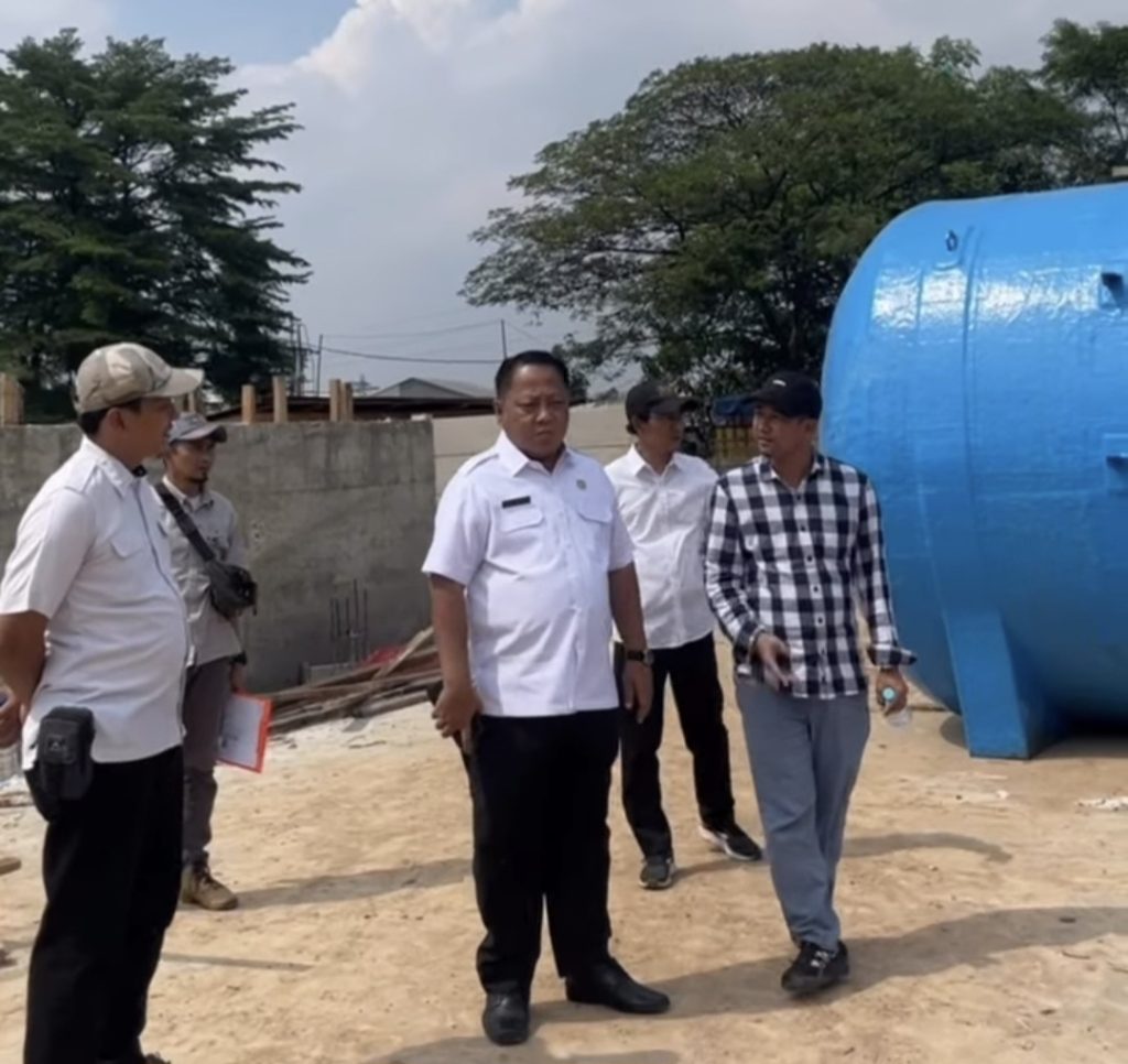 Pantau Progres Pembangunan IPL TPW Burangkeng, Kadis DCK-TR Terjun Langsung Ke Lapangan