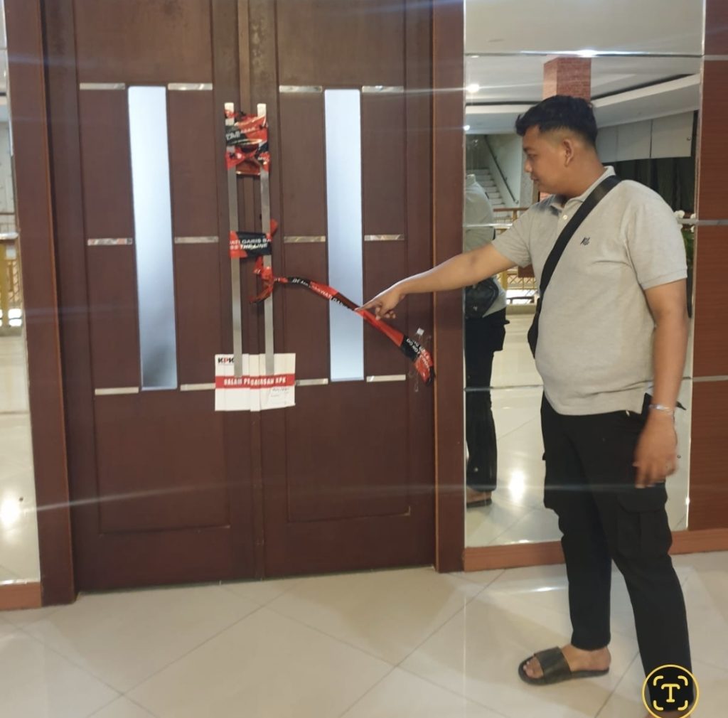 KPK Labeli Stiker “Dalam Pengawasan”Di Ruang Kerja Bupati Bekasi