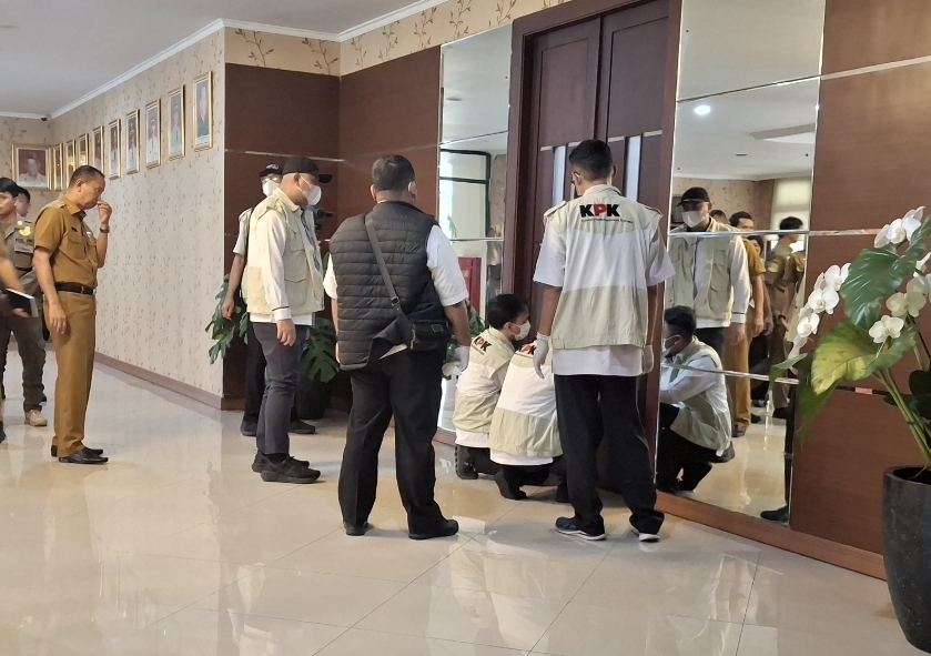 Penyidik KPK Didampingi Sekda Buka Segel Ruang Kerja Bupati 
