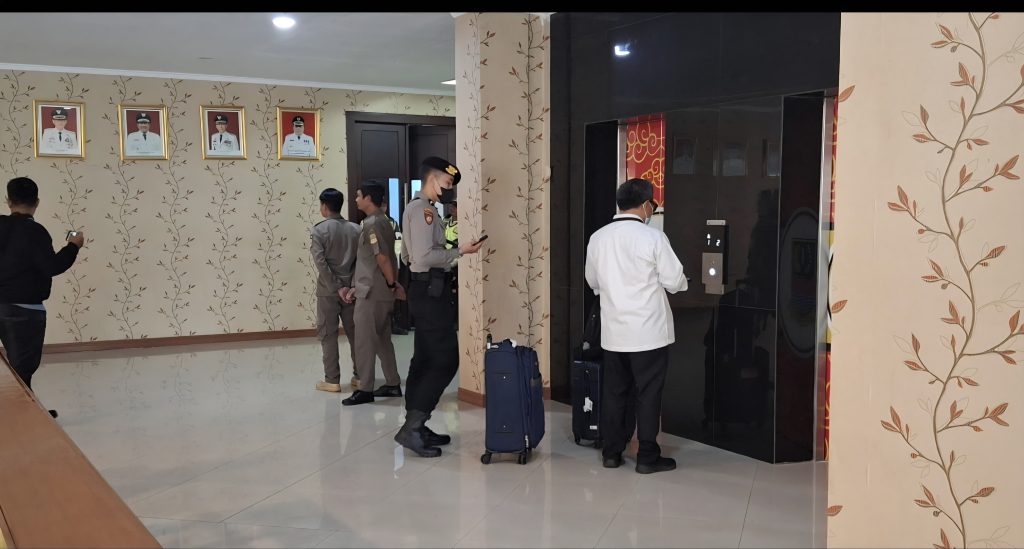 Buka Segel 3 OPD, Penyidik KPK Gelar Penggeledahan Cari Barang Bukti Yang Jerat Bupati Ade Kunang