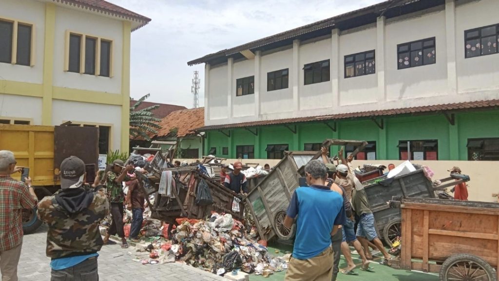 Tragis, Kantor Kelurahan Kebalen Jadi Tampungan Pembuangan Sampah