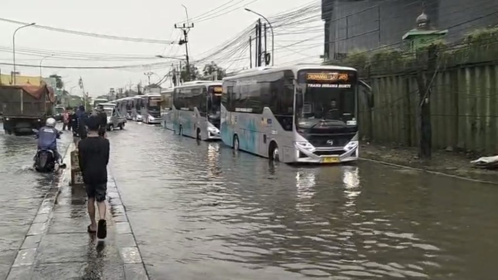 Jalur Pantura Bekasi Jadi Kolam, Layanan Bis Kita Milik Pemkab Bekasi Terpaksa Berhenti