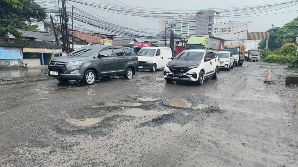 Jalan Provinsi di Cikarang Selatan Rusak Parah, Warga: Harus Tunggu Korban Dulu?