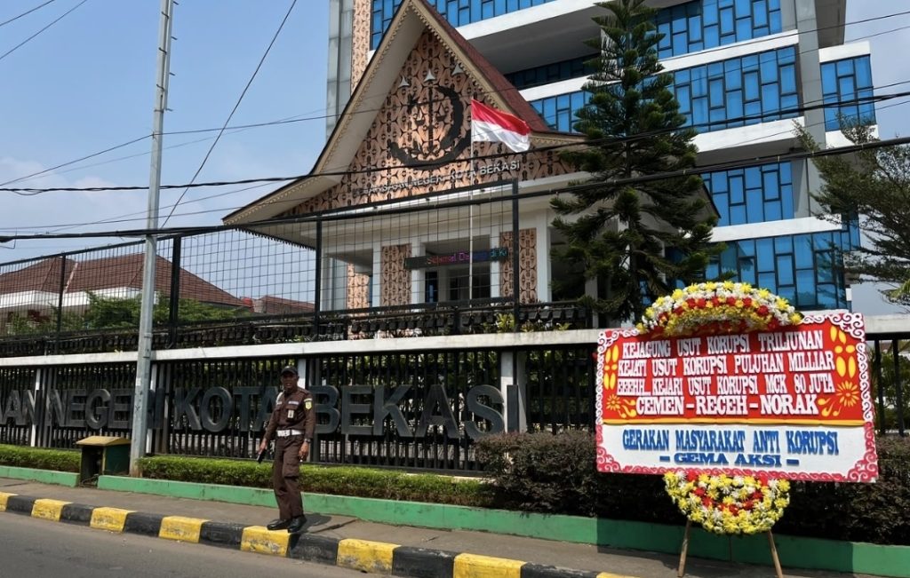 Karangan Bunga “Jangan Hanya Tangani Kasus Recehan” Kritik Gema Ke Kejari Kota Bekasi