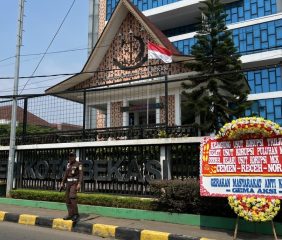 Karangan Bunga “Jangan Hanya Tangani Kasus Recehan” Kritik Gema Ke Kejari Kota Bekasi