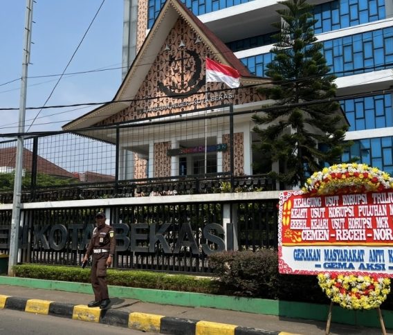 Karangan Bunga “Jangan Hanya Tangani Kasus Recehan” Kritik Gema Ke Kejari Kota Bekasi