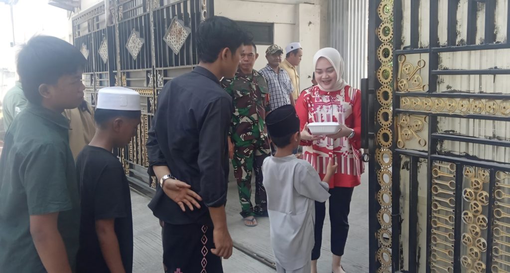 Politisi Cantik Putri Ramadhanty Berbagi Kebahagiaan Dengan Anak Yatim Di Momen Jumat Bekah