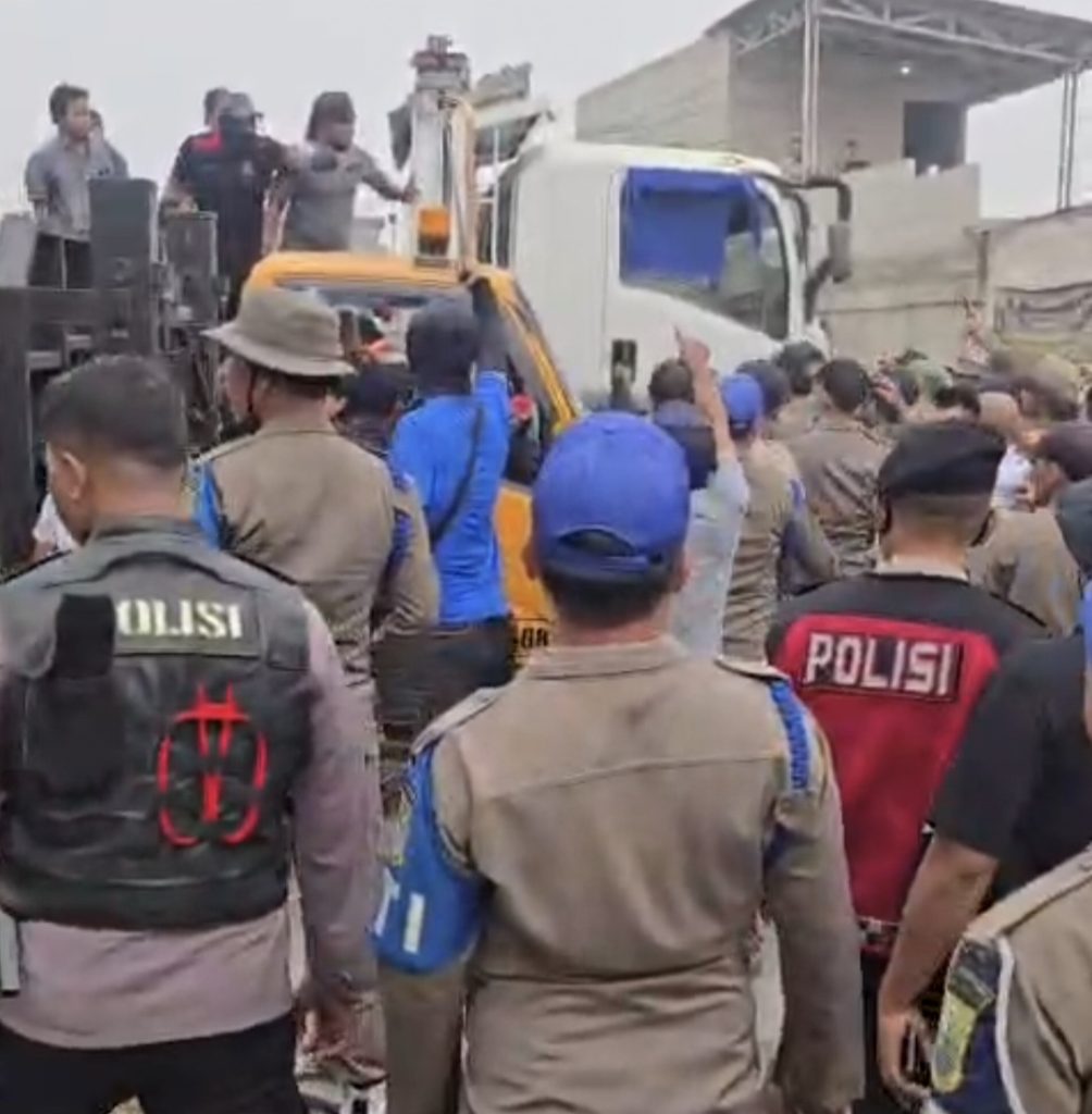 Penertiban Bangli Di Sukadanau Ricuh, Penghuni Halau Satpol PP Dan Kawan Kawan